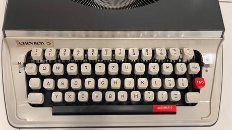 Mechanický kufríkový písací stroj chevron 5,