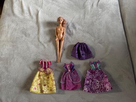 Šaty na barbie plus barbie,
