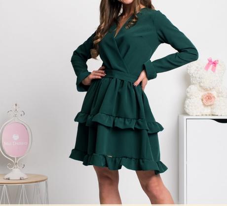Smaragdové krátke šaty s volánovou sukňou, s