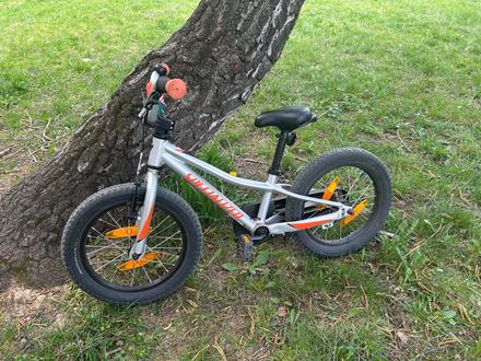 Predam krasny bicykel s pomocnymi kolieskami, specialized,18