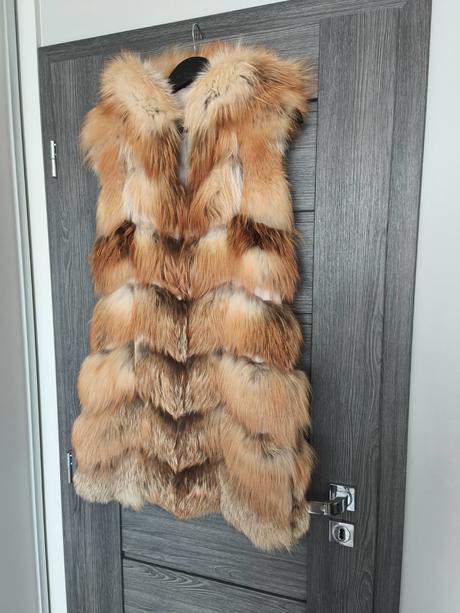 Krasna kozusinova vesta z lisky s kapucnou, s