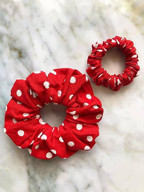 Gumička scrunchie bodky, 