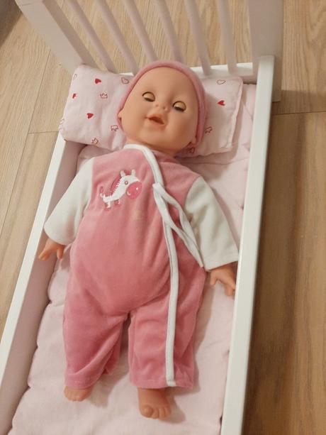 Bábika s postieľkou perinkou,