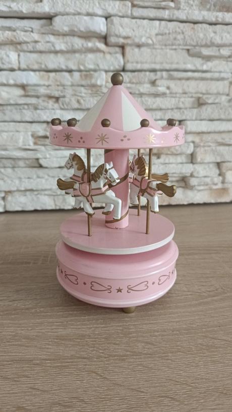 Hrací kolotoč s koníkmi,