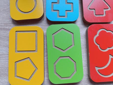 Montessori drevená tabuľka na tvary,