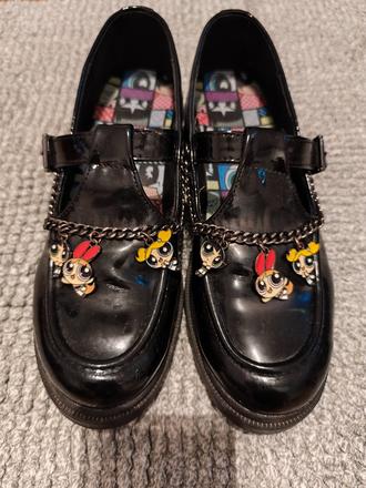 Dievcenske topanky, 37