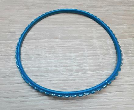 Modrý trblietavý pevný náramok,