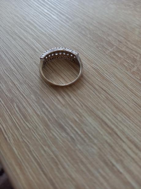 Strieborný prsteň s kamienkami, 