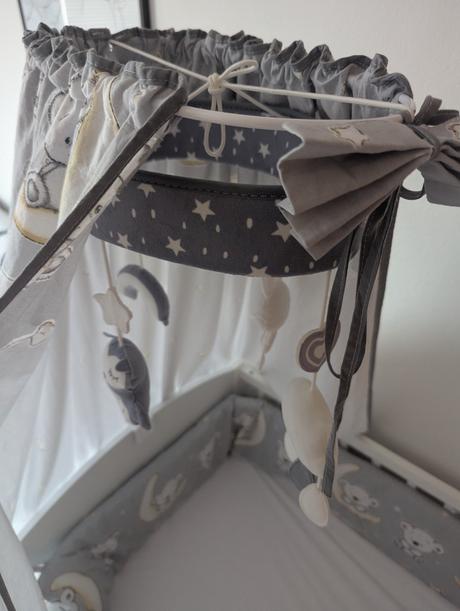 Detský kolotoč nad postieľku,