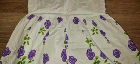 Šaty s fialovými kvetmi, 134