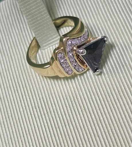 Zdobený dámsky prsteň, 