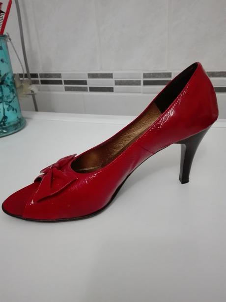 Červené lodičky, 37