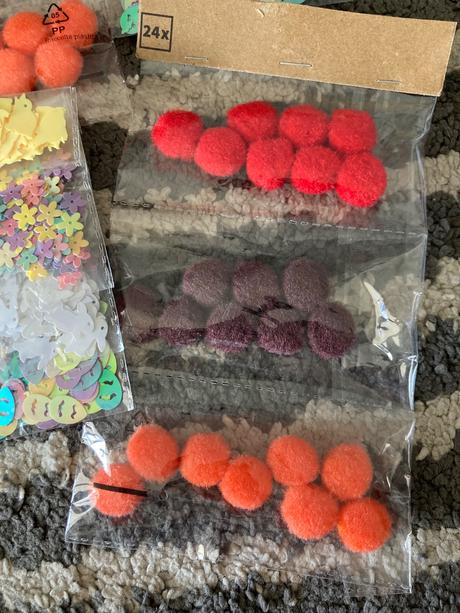 Plyšové guličky a trblietky na tvorenie, 