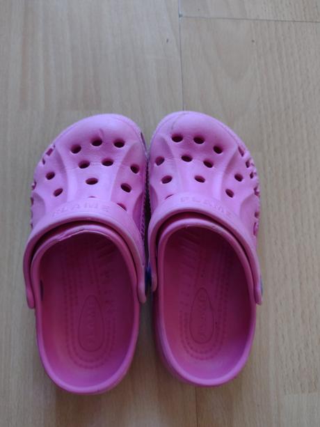 Ružové crocsy, 28