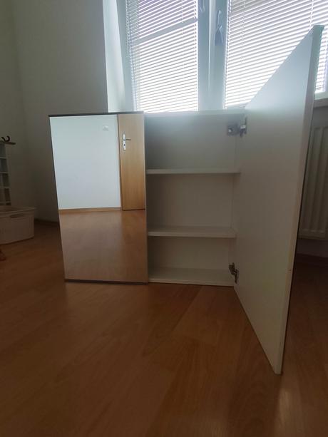 Skrinka so zrkadlom,