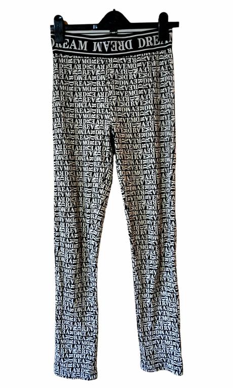 Štýlové elastické nohavice raz oblečené, s