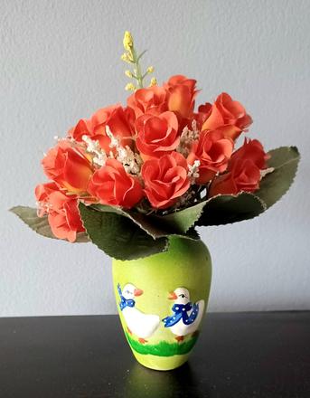 Vázička s umelou kytičkou,