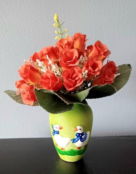 Vázička s umelou kytičkou, 