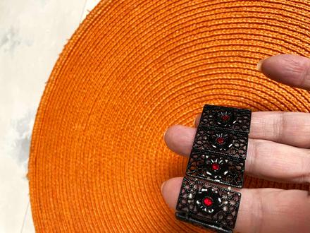 Čipkovaný náramok s kamienkami,