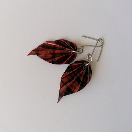 Náušnice list - červená a čierna,