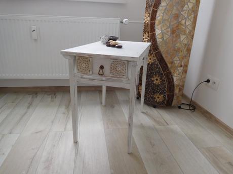 Stolík príručný drevený,, 