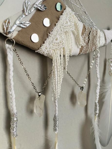 Biely lapač snov s prírodným kameňom, 