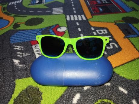 Zelené slnečné okuliare,