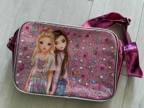 Top model taska cez plece, 