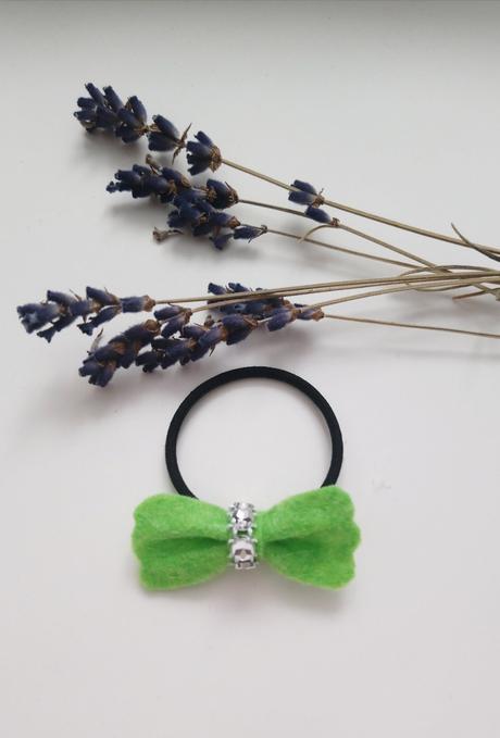 Gumička do vlasov zelena,