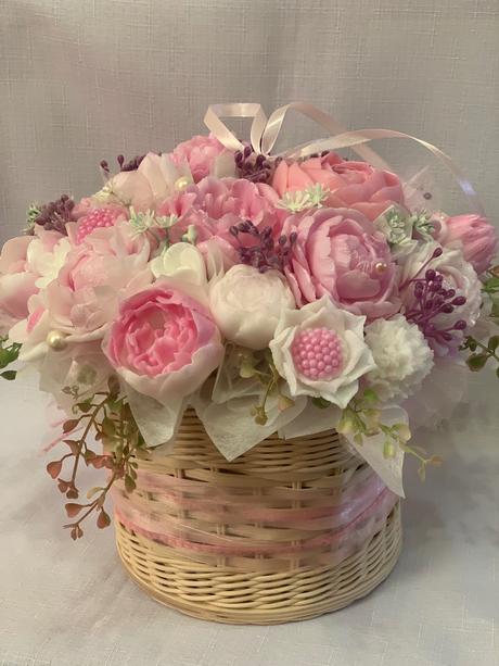 Veľká mydlova kytica v pletenom priborniku, 