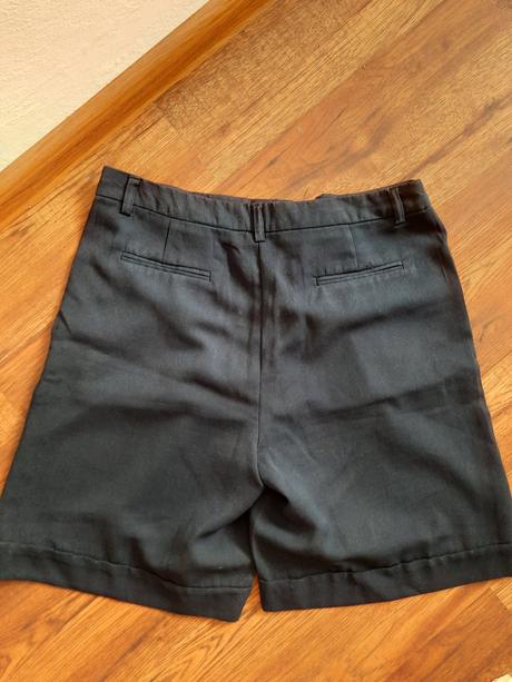 Tmavomodré kraťasy, 36