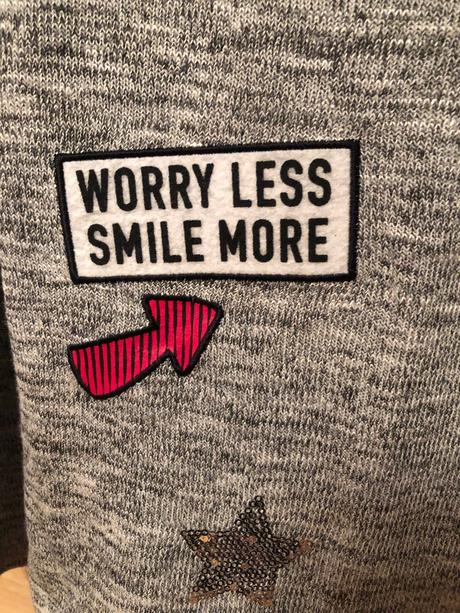 Pulover sedy s napismi m, m