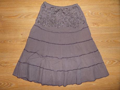 Hnedá vyšívaná sukňa, m