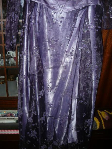 Fialové šaty, 36