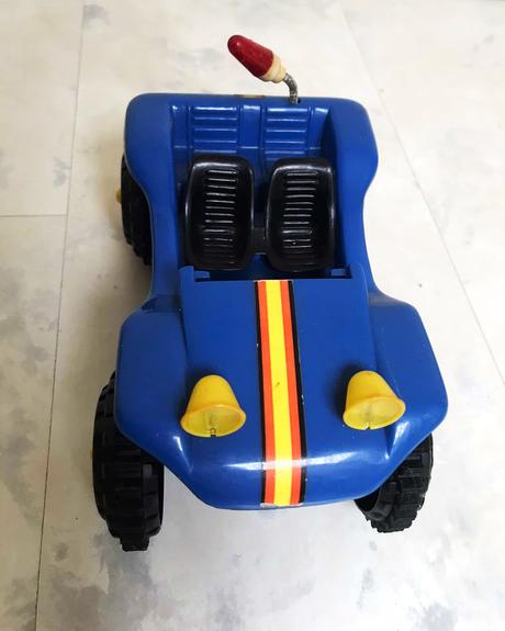 Starý veľký retro jeep / 3 ks,