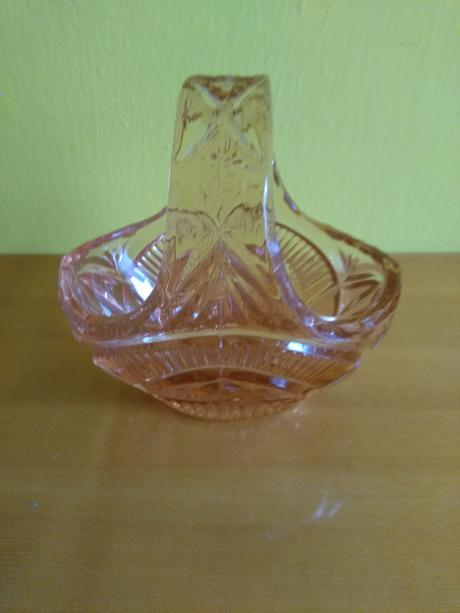 Sklenený ružový košík, 