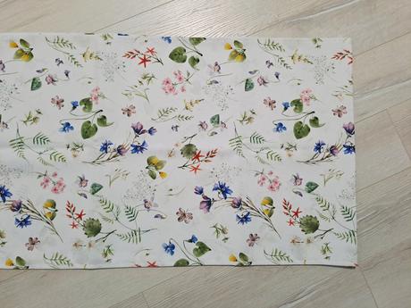 Behúň dlhý kvety,