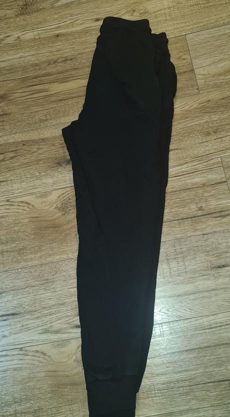 Čierne teplaky, 146