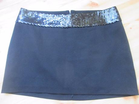 Čierna minisukňa, l