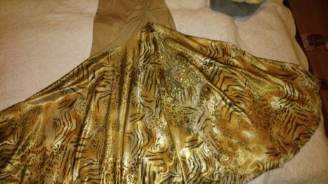 Zlaté atypické šaty, 38