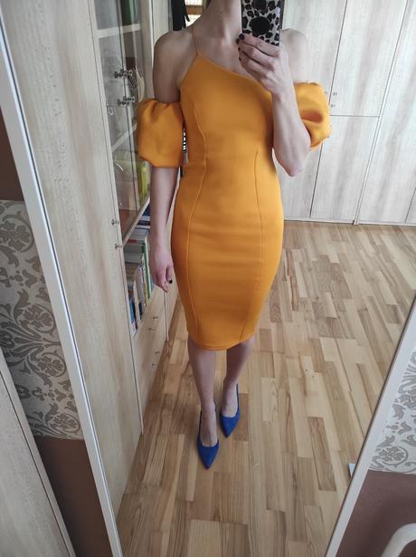 Oranžové šaty s krátkymi puf rukávmi, s