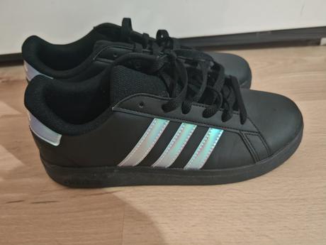 Adidas yenisky nove s menivymi pasikmi, adidas,37