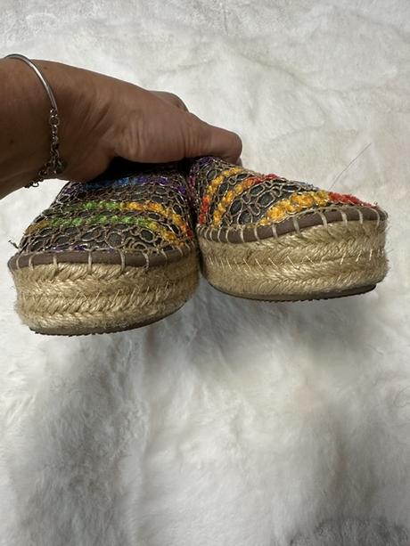 Espadrilky bledohnedé so zlatou niťou vpredu guess, guess,40