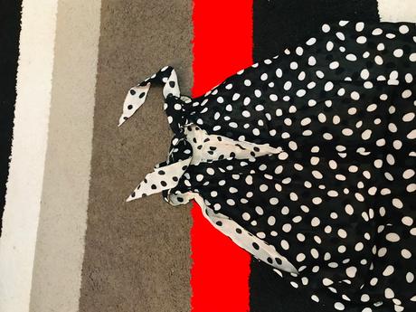 Tielko elegantné bodkované s uväzovaním okolo krku, s