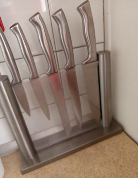 Sada nožov so stojanom nirosta,