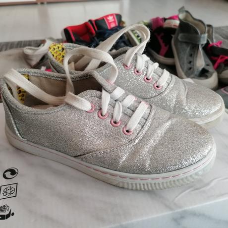 Strieborné tenisky, 32