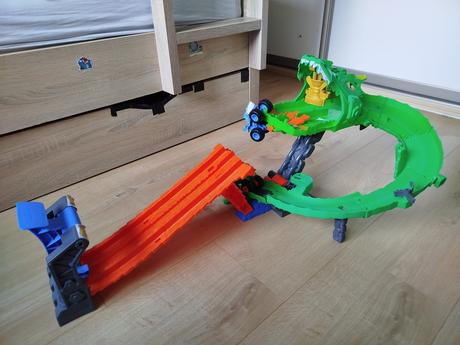 Hot wheels monster trucks dráha dračia skaza,
