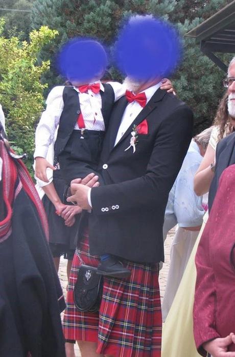 Bielo-červená košeľa a motýlik, 110