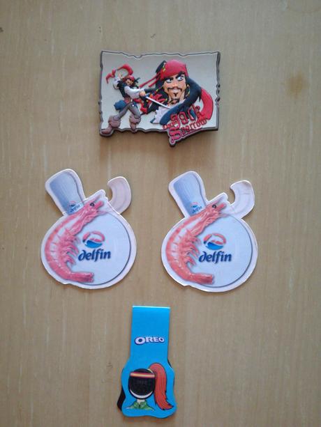 Kinder šmoulovia mix , stikeez ...,