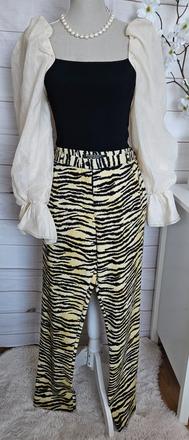 Pekné zaujímavé nohavice, l